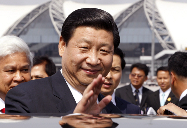 2011년 중국 국가주석의 자리에 오르기 전 중국 국가 부주석으로 태국 방문에 나선 시진핑이 차에 오르기 전 포즈를 취하고 있다. /EPA연합뉴스