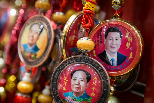 시진핑 중국 국가주석의 얼굴이 들어간 기념품이 ‘국부’ 마오쩌둥 기념품과 나란히 베이징의 한 가게에 걸려있다. /EPA연합뉴스