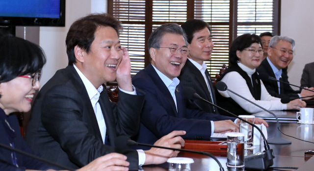 문재인 대통령이 5일 청와대 열린 수석보좌관회의에서 환하게 웃고 있다. /연합뉴스