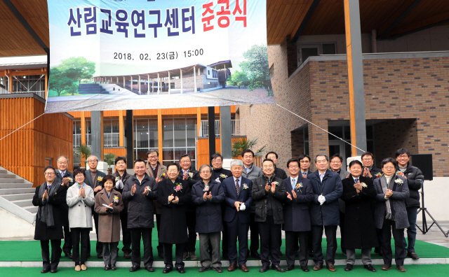 성낙인 총장(앞줄 왼쪽에서 다섯번째)을 비롯한 서울대 및 서울대 남부학술림, 지역 관계자들이 지난달 23일 전남 광양 옥룡면 서울대 산림교육연구센터에서 열린 준공식에 참석해 기념사진을 촬영하고 있다. /사진제공=서울대