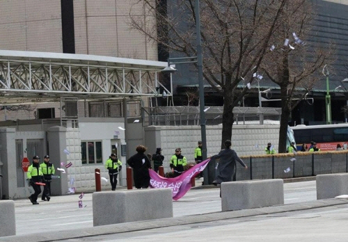 5일 낮 서울 종로구 주한 미국대사관 앞에서 반미성향 청년단체 회원 2명이 한미연합군사연습 중단을 요구하며 기습시위를 벌이는 모습./청년레지스탕스 홈페이지 캡처=연합뉴스