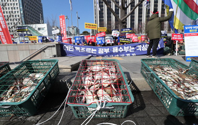 해수부 규탄 및 어민생계대책 촉구      (서울=연합뉴스) 김인철 기자 = 6일 오전 서울 종로구 정부서울청사 앞에서 열린 해양수산부 규탄 어민생계대책 촉구 집회에서 충청남도 닻자망협회 관계자들이 구호를 외치고 있다. 2018.3.6      yatoya@yna.co.kr  (끝)      <저작권자(c) 연합뉴스, 무단 전재-재배포 금지>