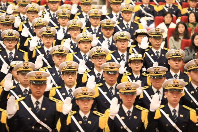 지난 2월 26일 오전 충남 아산에 있는 경찰대 대강당에서 2018학년도 신입생 100명(남 88명, 여 12명)이 참석한 가운데 입학식이 열리고 있다. /연합뉴스