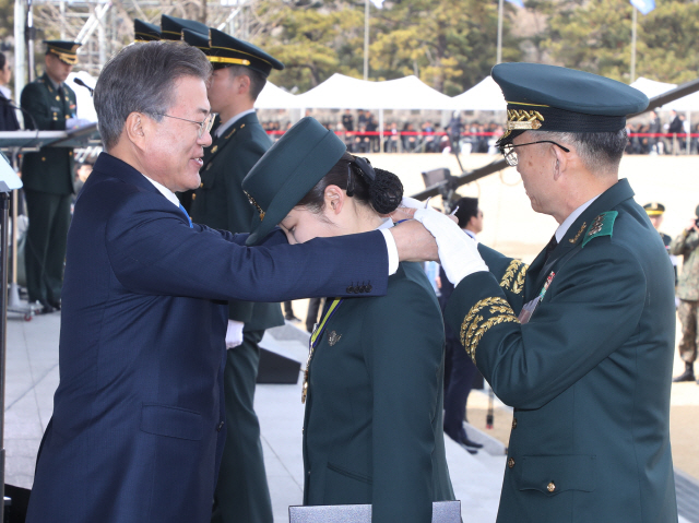 문재인 대통령이 6일 오후 서울 태릉 육군사관학교에서 열린 제74기 육사 졸업 및 임관식에서 대통령상 수상자인 이도현 졸업생도에게 우등 메달을 달아주고 있다. /연합뉴스