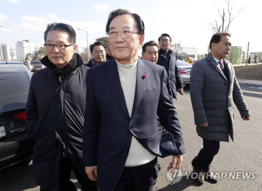 박준영 민주평화당 전 의원(왼쪽 두번째)이 수감을 위해 지난달 13일 서울시 구로구 남부교도소에 출석해 이동하고 있다./연합뉴스