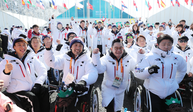 2018평창동계패럴림픽 개막을 사흘 앞둔 6일 대한민국 선수단이 강원도 평창선수촌에서 열린 선수단 입촌식에서 파이팅을 외치고 있다. /평창=연합뉴스