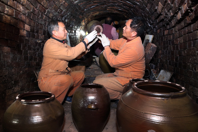 화목가마에서 구워낸 전통 옹기      (강진=연합뉴스) 6일 전남 강진군 칠량면 봉황마을 화목가마에서 정윤석 옹기장(중요무형문화재 96호) 부자가 전통방식으로 구운 옹기를 살펴보고 있다. 2018.3.6 [전남 강진군 제공=연합뉴스]      hs@yna.co.kr  (끝)      <저작권자(c) 연합뉴스, 무단 전재-재배포 금지>