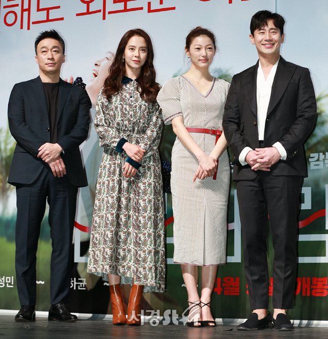 배우 이성민, 송지효, 이엘, 신하균이 6일 오전 서울 강남구 CGV 압구정에서 열린 영화 ‘바람 바람 바람’ 제작보고회에 참석해 포토타임을 갖고 있다.