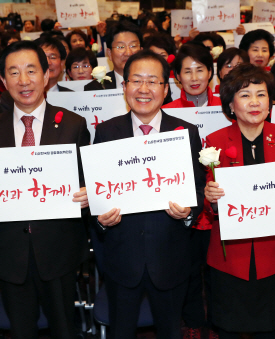 홍준표 자유한국당 대표가 6일 오후 서울 중소기업중앙회에서 열린 전국여성대회에서 미투 캠페인 퍼포먼스를 하고 있다. /연합뉴스