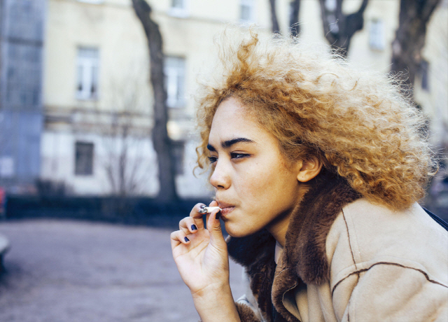 인종 차별 체험한 10대, 흡연율 높다