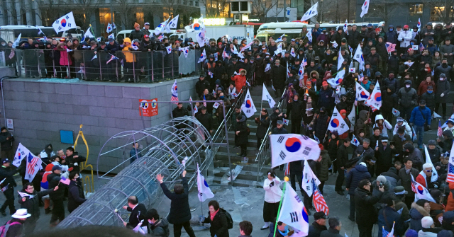 보수단체 태극기집회 참가자들이 지난 1일 오후 서울 종로구 광화문역 해치마당에서 광화문광장에 있던 촛불 조형물을 끌어내려 파손하고 있다. /연합뉴스