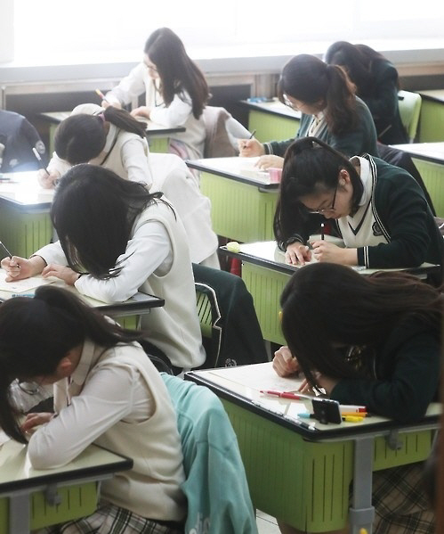 지난해 3월 경기도 수원시 팔달구 영복여자고등학교에서 고3 학생들이 전국연합학력평가 시험을 보고 있다./연합뉴스