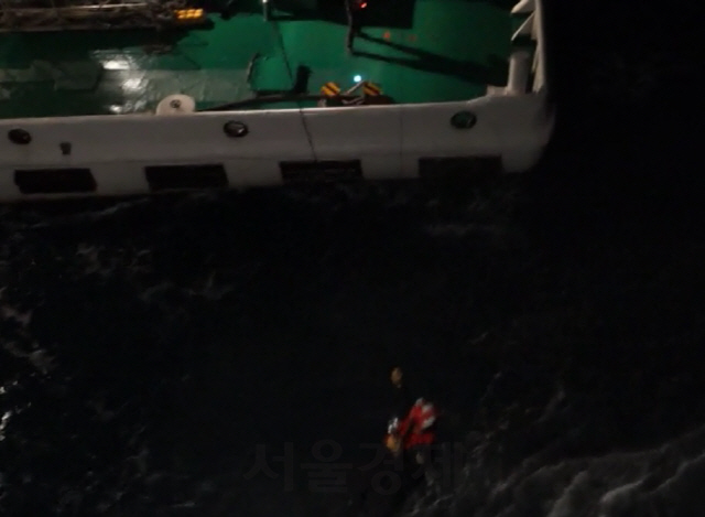 통영해양경찰서 구조대가 6일 오후 11시 35분쯤 경남 통영 해상에서 전복된 경남 사천선적 제일호 선원들을 구조하려고 헬기로 이동하고 있다. /사진제공=통영해경