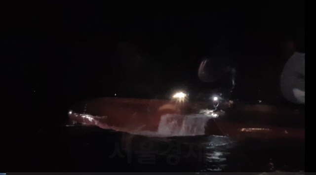 통영해양경찰서 구조대가 6일 오후 11시 35분쯤 경남 통영 해상에서 전복된 경남 사천선적 제일호 선원들을 구조하고 있다. /사진제공=통영해경