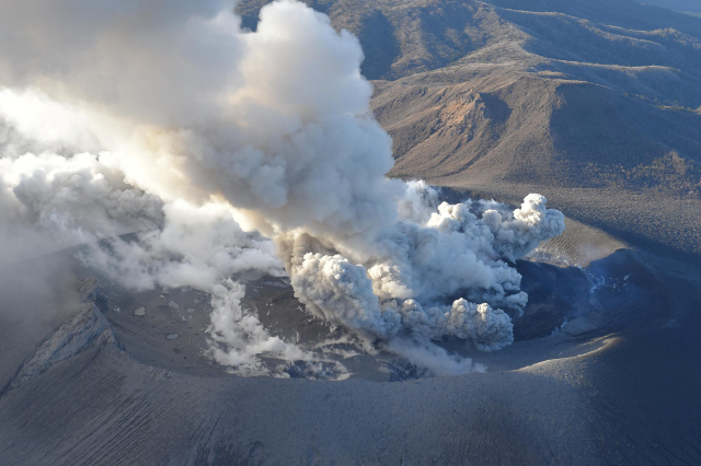 일본 규슈서 화산 폭발...연기 2,300m까지 치솟아