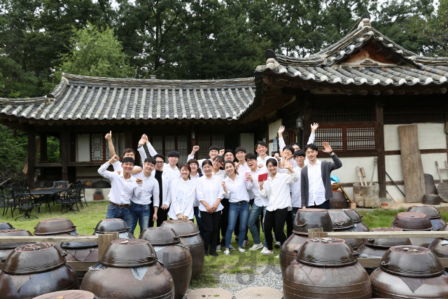 SK뉴스쿨에 참가한 학생들이 전통 재래 된장 브랜드 ‘두향’ 김종희(왼쪽 여덟번째) 종부에게 교육을 받은 뒤 기념촬영을 하며 환호하고 있다. /사진제공=SK행복나눔재단