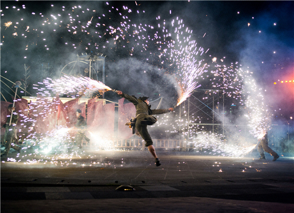 패럴림픽 기간 매일밤을 수놓을 ‘파이어 판타지_마법의 밤’의 한 장면. /사진제공=문화체육관광부