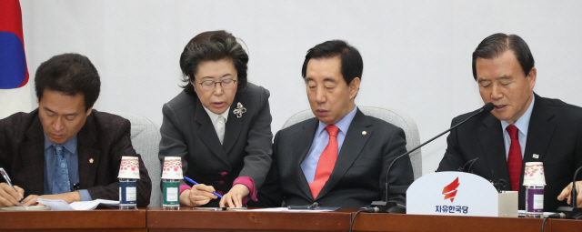 김성태 자유한국당 원내대표가 이은재 이원이 7일 국회에서 열린 원내대책회의에서 대화하고 있다./연합뉴스