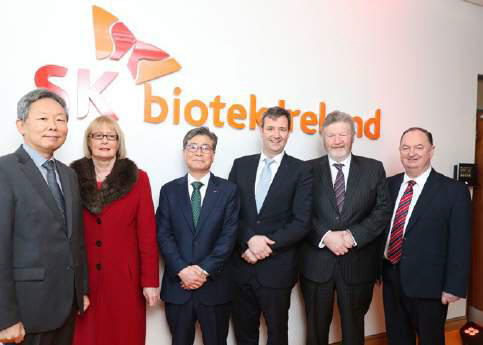SK바이오텍이 글로벌 제약회사 BMS의 아일랜드 공장을 인수해 SK 간판을 새로 달았다. SK바이오텍 아일랜드 공장 개소식 장면.