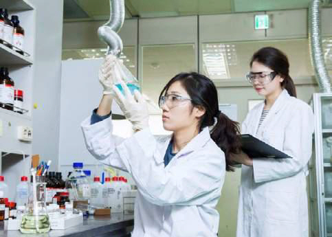 SK바이오팜 연구원들이 신약 개발에 열중하고 있다.