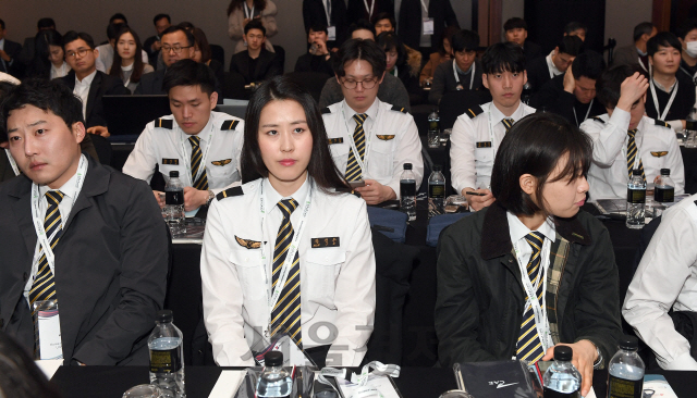 7일 국토교통부와 한국공항공사 주최로 여의도 콘래드호텔에서 열린 2018 아시아 항공교육훈련 심포지움에 참석한 조종훈련생등 각국의 항공사 및 훈련기관 대표들이 Captain John Billington 의 기조연설을 경청하고 있다./이호재기자.