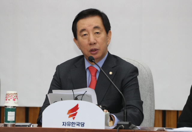 김성태 자유한국당 원내대표가 7일 국회에서 열린 원내대책회의에서 발언하고 있다./연합뉴스