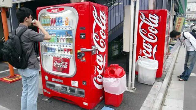 일본 도쿄 시민들이 코카콜라 자판기에서 음료를 뽑아 마시고 있다. /블룸버그