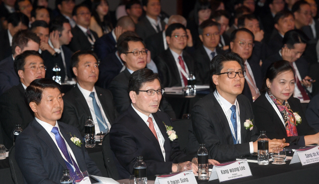 7일 국토교통부와 한국공항공사 주최로 여의도 콘래드호텔에서 열린 2018 아시아 항공교육훈련 심포지움에 참석한 성일환(앞줄 왼쪽) 한국공항공사 사장등 각국의 항공사 및 훈련기관 대표들이 Captain John Billington 의 기조연설을 경청하고 있다./이호재기자.