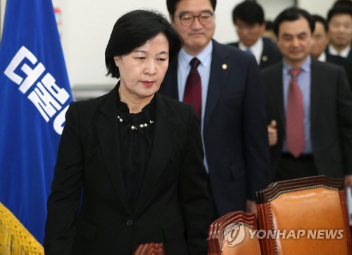 7일 오전 국회에서 열린 더불어민주당 최고위원회의에 굳은 표정의 추미애 대표와 당 지도부가 참석하고 있다./연합뉴스