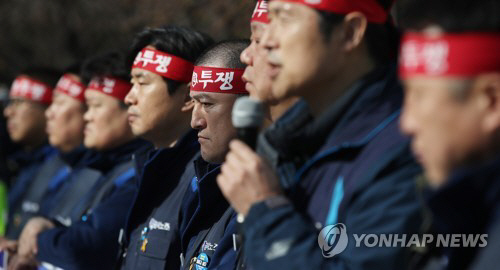 6일 오전 서울 여의도 KDB산업은행 본점 앞에서 전국금속노동조합 한국지엠지부 관계자들이 ‘대(對) 정부(산업은행·국세청·국회) 요구’ 기자회견을 열고 공장폐쇄 철회 등을 촉구하고 있다./연합뉴스