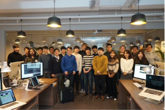 오현오(뒷줄 왼쪽) 가우디오 대표와 직원들이 서울 역삼동 사무실에서 미국 진출 1년을 자축하며 단체로 포즈를 취하고 있다. /사진제공=가우디오