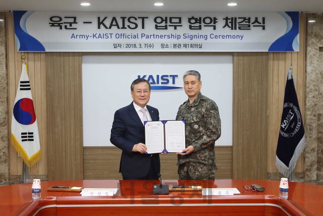 신성철(사진 왼쪽) KAIST 총장과 김용우(〃오른쪽) 육군 참모총장이 합의각서를 체결하고 있다. 사진제공=KAIST