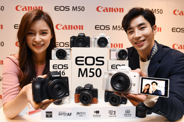 7일 서울 중구 플라자호텔에서 열린 ‘캐논 카메라 신제품 발표’행사에서 모델들이 ‘EOS M50’을 선보이고 있다. 2,410만 화소의 APS-C 사이즈 COMS 센서와 새로운 영상엔진 디직8(DIGIC 8)을 탑재한 이 제품은 캐논 미러리스 카메라 시리즈 가운데 최초로 4K 24P 동영상 촬영을 지원한다. /권욱기자