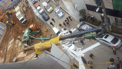 시흥 오피스텔 공사장서 25m 크레인 넘어져 차량 4대 파손