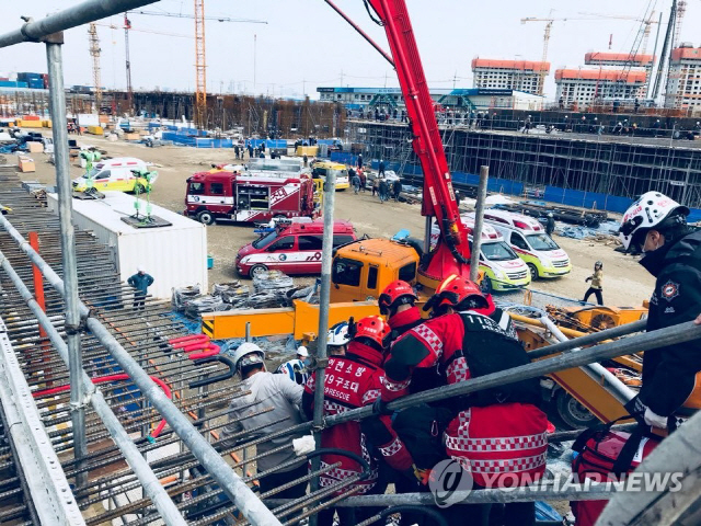 인천 아파트 공사장서 콘크리트 펌프 차량 넘어져…1명 사망