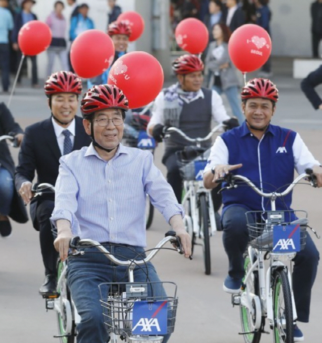 지난해 박원순 서울시장이 인도네시아 보험회사 AXA 임직원들과 자전거를 타고 서울 체험행사를 진행중이다. /연합뉴스