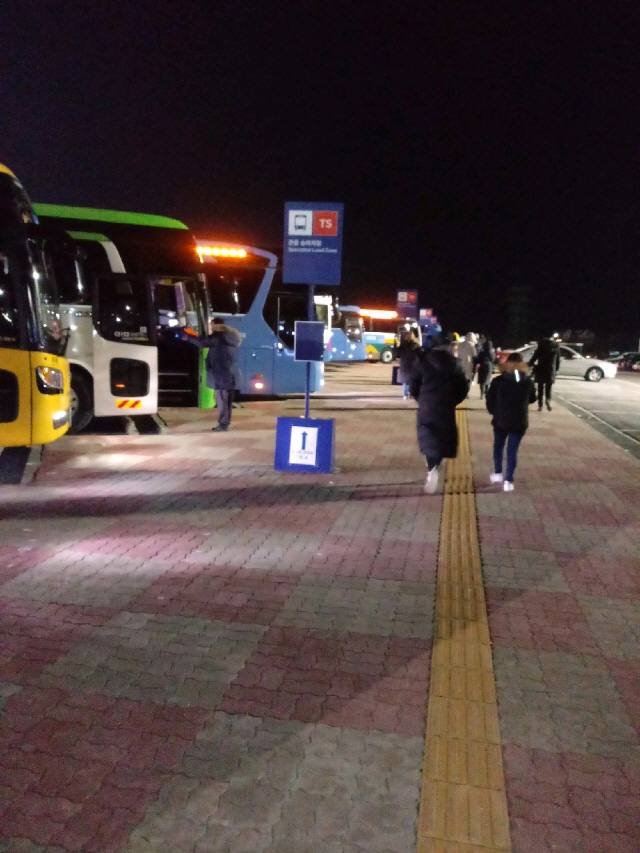 ‘대관령 횡계 환승주차장’에 도착하면 스키점프장으로 이동하는 셔틀버스가 기다리고 있다.