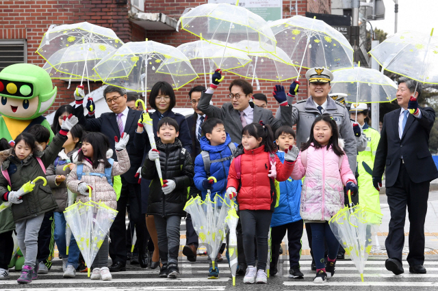 8일 오전 서울 종로구 청운초등학교에서 열린 도로교통공단 스쿨존 교통사고 ZERO 캠페인에서 이철성 경찰청장과 조희연 서울시 교육감이 초등학생들과 함께 횡단보도 안전하게 건너기 체험을 하고 있다./권욱기자ukkwon@sedaily.com