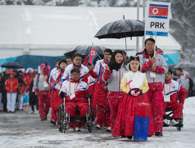 선수 2명 등 20명으로 구성된 북한 선수단이 8일 평창패럴림픽 공식 입촌식에 입장하고 있다. 북한의 동계패럴림픽 참가는 이번이 처음이다. /평창=AFP연합뉴스