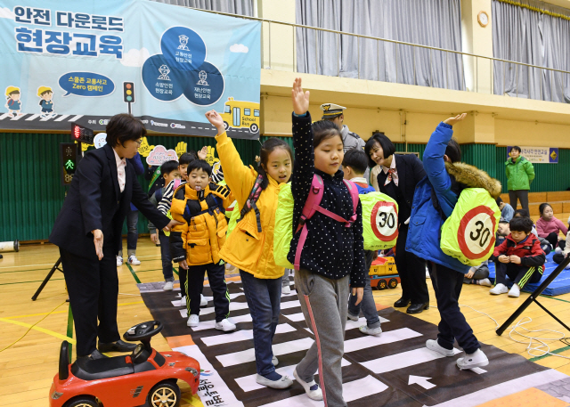 8일 오전 서울 종로구 청운초등학교에서 열린 도로교통공단 스쿨존 교통사고 ZERO 캠페인에서 초등학생들이 횡단보도 안전하게 건너기 체험을 하고 있다./권욱기자ukkwon@sedaily.com