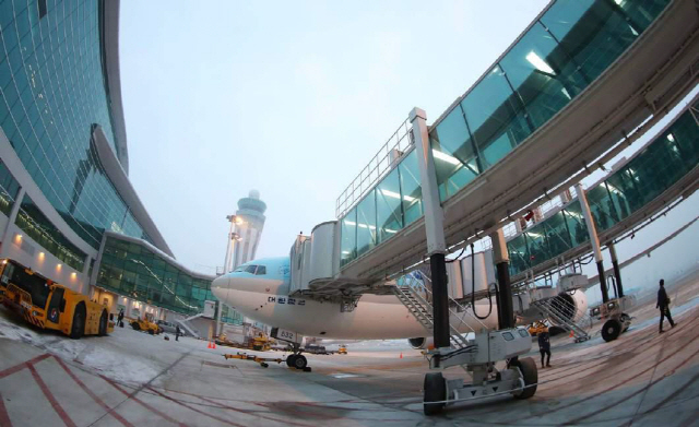인천국제공항 제2여객터미널 첫 출발 항공편인 대한항공 KE621편 필리핀 마닐라행 여객기에 승객들이 탑승하고 있다.