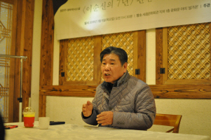 정찬주 작가가 8일 오전 대하소설 ‘이순신의 7년’ 완간을 기념해 서울 종로구의 한 식당에서 열린 기자 간담회에서 취재진의 질문에 답하고 있다.  /사진제공=작가정신