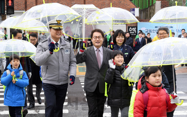 8일 오전 서울 종로구 청운초등학교에서 열린 도로교통공단 스쿨존 교통사고 ZERO 캠페인에서 이철성 경찰청장과 조희연 서울시 교육감이 초등학생들과 함께 횡단보도 안전하게 건너기 체험을 하고 있다./권욱기자ukkwon@sedaily.com