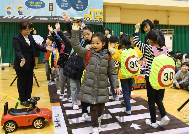 8일 오전 서울 종로구 청운초등학교에서 열린 도로교통공단 스쿨존 교통사고 ZERO 캠페인에서 초등학생들이 횡단보도 안전하게 건너기 체험을 하고 있다./권욱기자ukkwon@sedaily.com