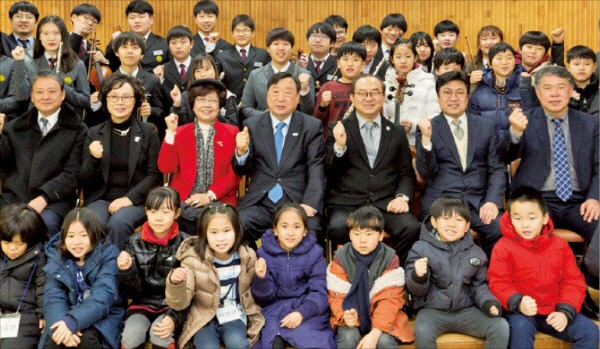 신수정(둘째줄 왼쪽 세번째부터) 현대차정몽구재단 이사장, 이희범 평창동계올림픽 조직위원장, 김봉렬 한국예술종합학교 총장 등이 지난 1월24일 강원 평창 계촌초중교 학생들이 모여 결성한 ‘별빛 오케스트라’에 바이올린·첼로·클라리넷·플루트 등의 악기를 전달한 후 학생들을 응원하고 있다. /사진=현대차정몽구재단