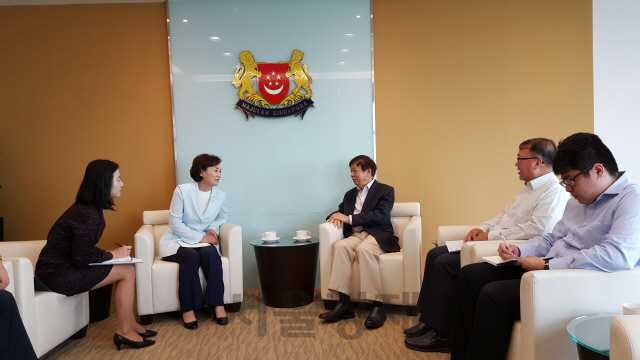 김현미(왼쪽 두번째)국토교통부장관이 코 분 완(가운데)싱가포르 교통부 장관과 8일 싱가포르 교통부에서 만나 고속철, 메로 수주지원과 도로, 항공, 공항 등 교통 인프라 전반에 대한 협력을 논의하고 있다. 김 장관은 이날 입찰이 진행중인 싱가포르-말레이시아 고속철 사업과 싱가포르 메트로 차량 사업에 참여하는 한국기업에 대한 협조를 당부했다. /사진=국토부
