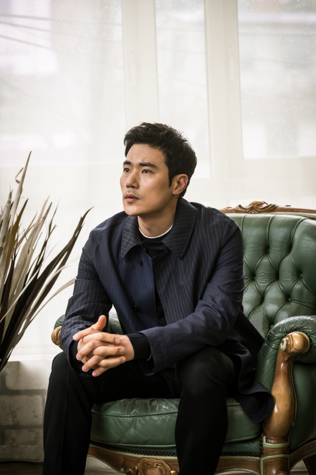 영화 ‘사라진 밤’에서 아내를 죽인 남편 역을 맡은 김강우/사진제공=씨네그루 키다리이엔티