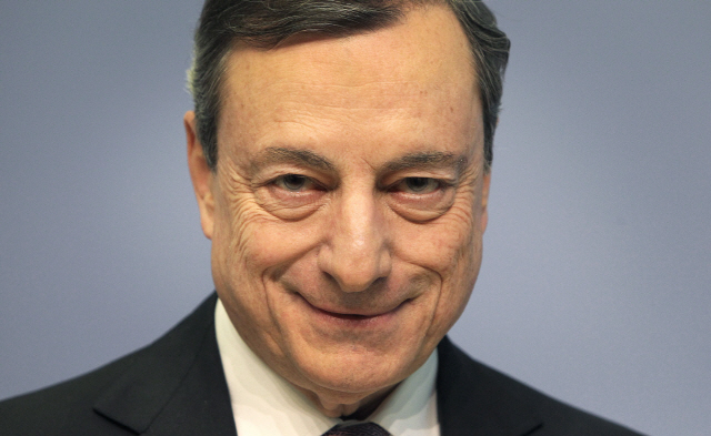 마리오 드라기 유럽중앙은행(ECB) 총재가 8일(현지시간) 독일 프랑크푸르트에서 열린 통화정책회의를 마친 후 기자회견장에 들어서고 있다. /AFP연합뉴스