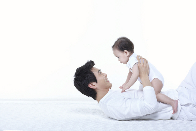 육아정책연구소가 진행한 여론조사에 따르면 엄마와 아빠의 육아 분담 비율이 7:3 정도로 여전히 엄마의 부담이 큰 상태인 것으로 나타났다./서울경제DB