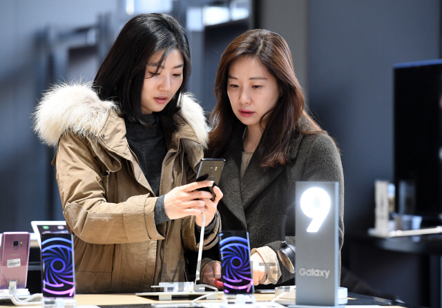 9일 오전 서울 광화문 KT에서 열린 갤럭시 S9 사전 개통행사에서 고객들이 S9을 살펴보고 있다./권욱기자ukkwon@sedaily.com